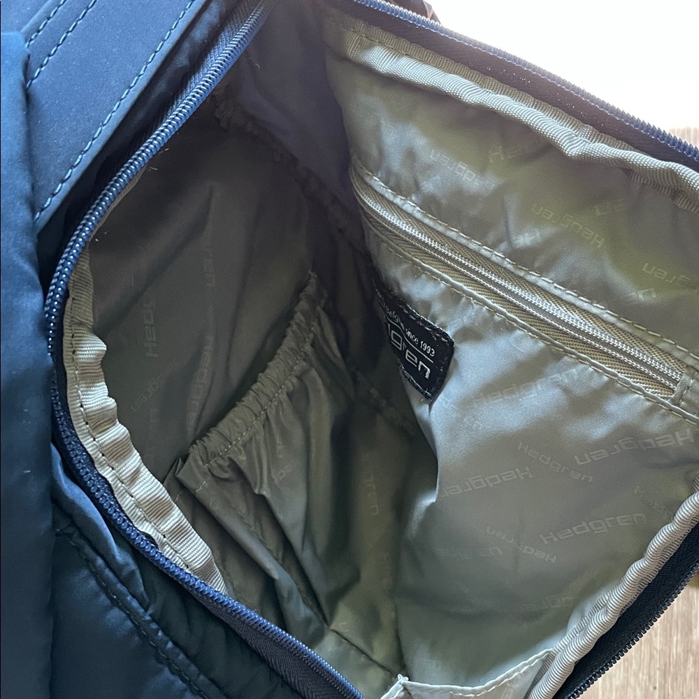 Small Vogue Water Repellent RFID Backpack - Hedgren - Picture 4 of 7